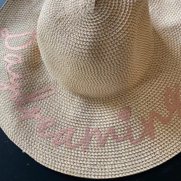 Beautiful beach hat - Picture 2 of 2